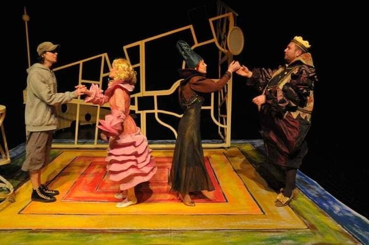 MINDENTLÁTÓ KIRÁLYLÁNY