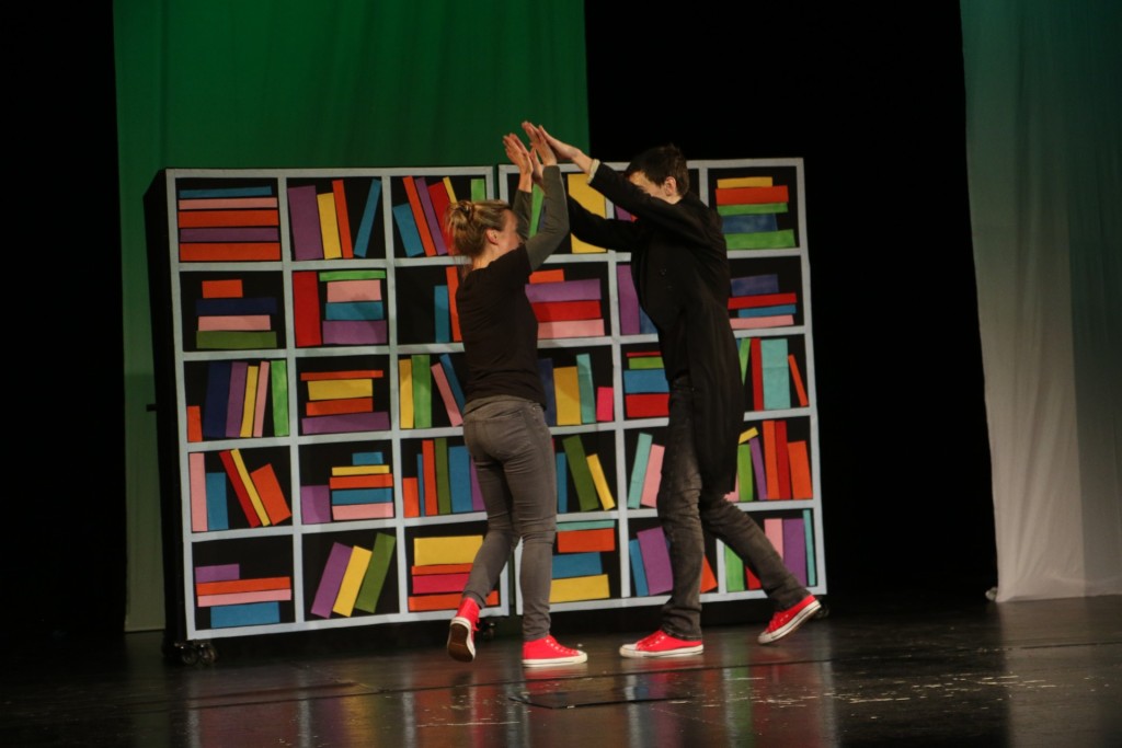 Előadás gyerekeknek: Egy egészen egyszerű Piroskáról