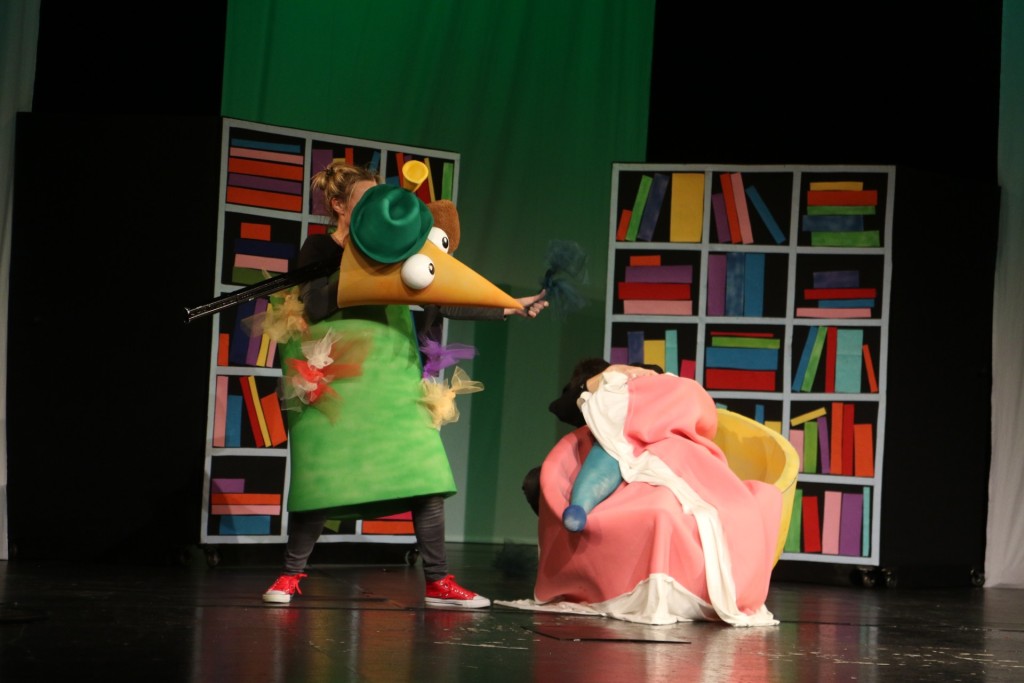 Előadás gyerekeknek: Egy egészen egyszerű Piroskáról