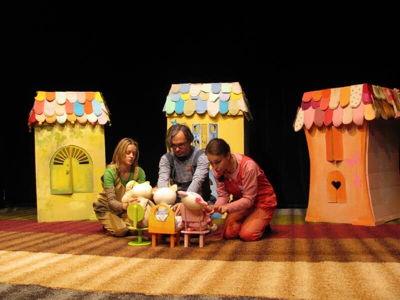 Teatar u pelenama: „ŠARENA PRIČA”