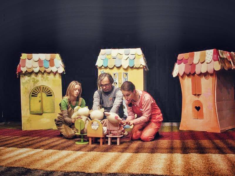 Teatar u pelenama: Šarena priča