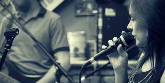 Akustična svirka: A girl between maniacs