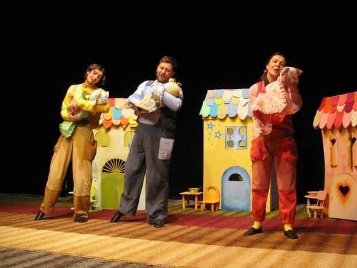 IZMENA u repertoaru Dečjeg pozorišta: Predstava za bebe „SZÍNES MESÉK” umesto predstave „Plišana bajka”