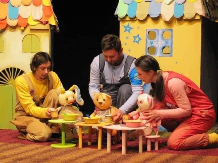 IZMENA u repertoaru Dečjeg pozorišta: Predstava za bebe „SZÍNES MESÉK” umesto predstave „Plišana bajka”