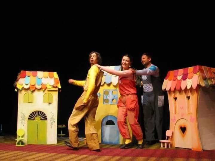 IZMENA u repertoaru Dečjeg pozorišta: Predstava za bebe „SZÍNES MESÉK” umesto predstave „Plišana bajka”