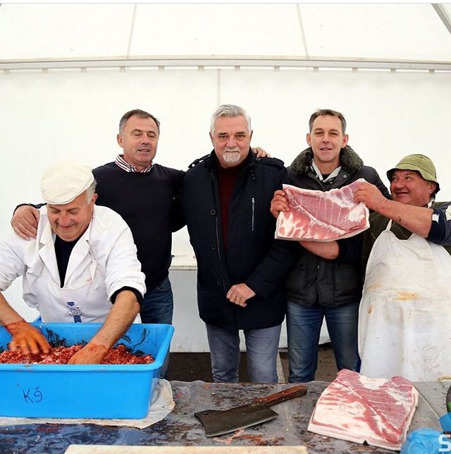 Zimski doručak sa ukusom kuvanog vina, čvaraka i još po nečega