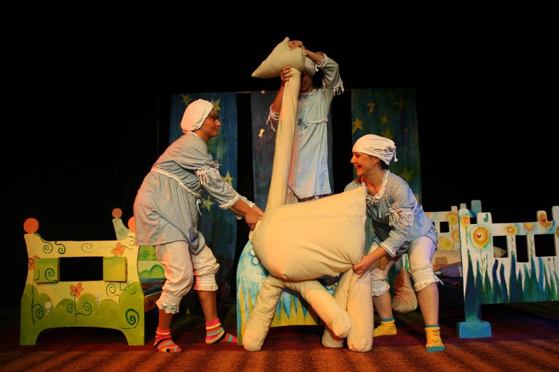 Teatar u pelenama – Pelenkás színház: “Probudilica – Keltető”