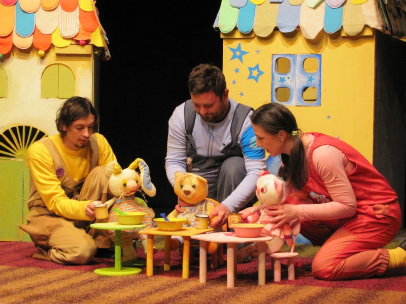 Teatar u pelenama: Szines Mesek - Šarena priča