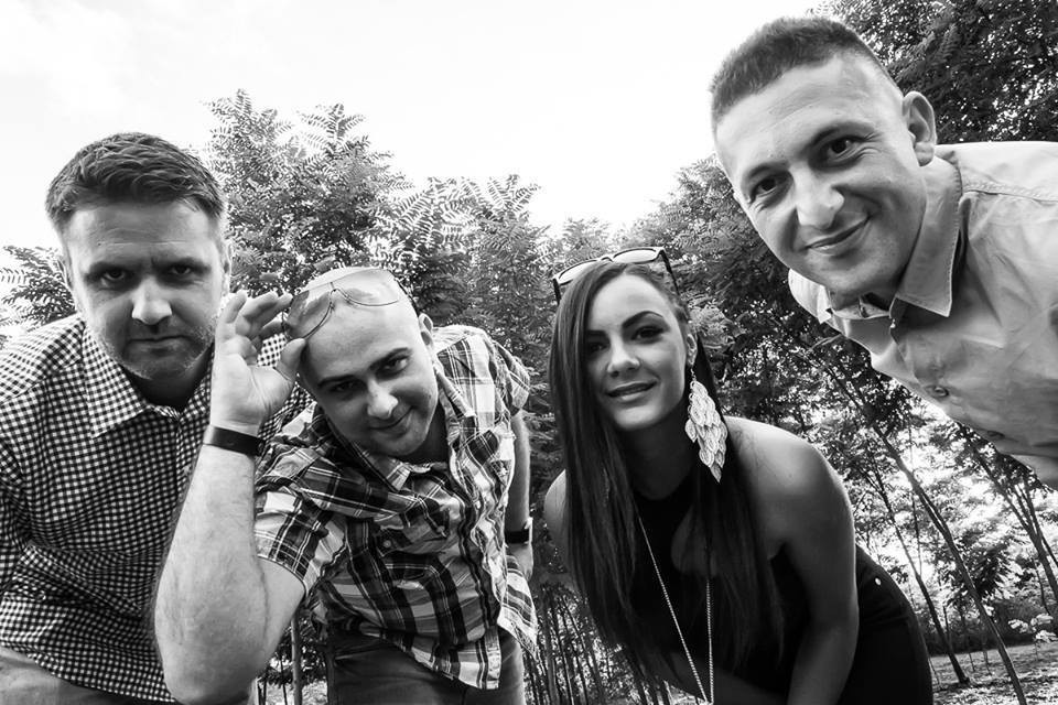 Akustična svirka: A Girl Between Maniacs