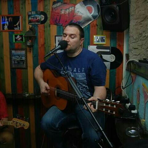 Akustična svirka: Uroš Kojić