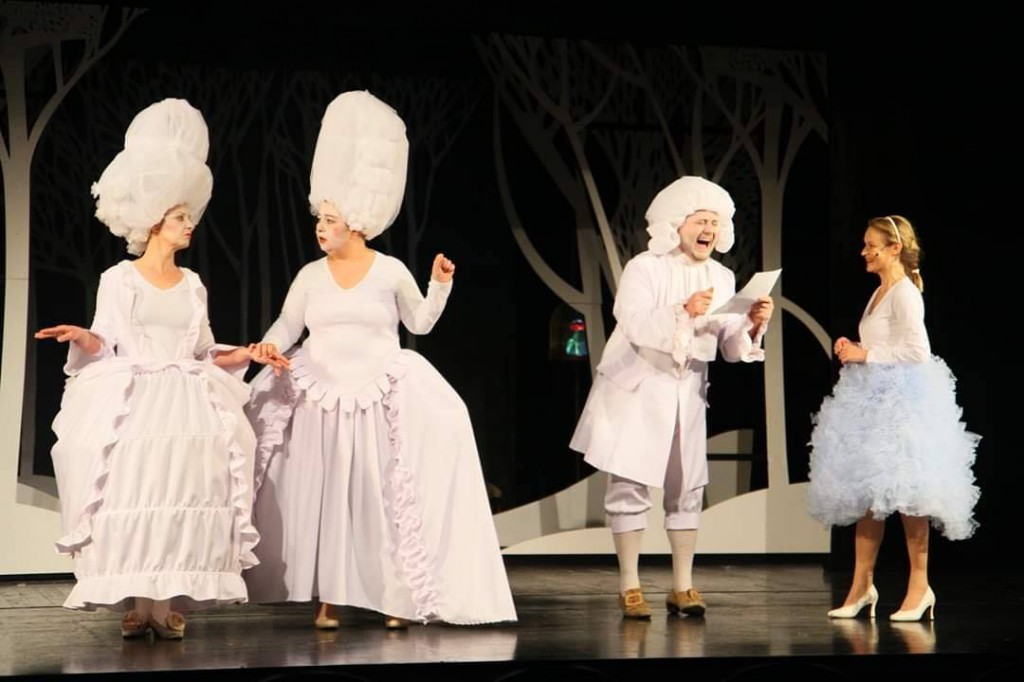 Predstava za decu: A Szepseg es a Szornyeteg