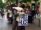 Akcija besplatnog deljenja zagrljaja