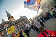 Studenti "šetači" dočekani na Trgu: "Ne borimo se za promenu vlasti, borimo se za promenu svesti"