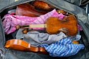 Carinici na Horgošu sprečili krijumčarenje dvanaest skupocenih violina, jedna stara 150 godina