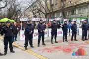 Na ivici incidenta, ali ipak mirno - u centru ispred štanda SNS-a veća grupa građana zviždala i uzvikivala
