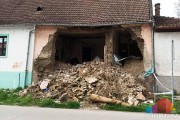 Obrušio se zid kuće u Ulici Atile Jožefa, šut mesecima stoji na trotoaru