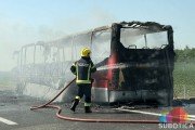 Izgoreo autobus "Niš ekspresa" na auto-putu kod Feketića
