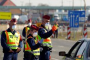 Mađarska od sutra pooštrava mere - produžuje policijski čas, zatvara restorane i škole