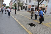 Pešak propao kroz rupu na korzou