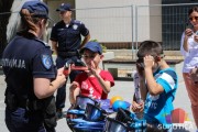 Subotičani isprobali "pijane naočare", edukativna akcija subotičke policije u centru grada