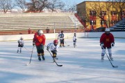 Održani revijalni hokejaški susreti mama i tata protiv dece (Fun hockey day)