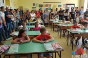 Oko 1.200 đaka prvaka od sutra u školskim klupama