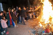 Na Trgu upriličeno loženje badnjaka, vernici potom prisustvovali ponoćnoj liturgiji