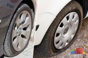 Probušene gume na automobilima na Radijalcu