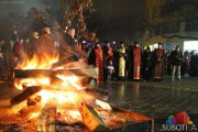 Održano paljenje badnjaka na Trgu, guslarsko veče i bogosluženje
