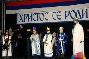 Osvešten i naložen badnjak uz pesmu, igru i veselje