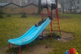 Zapaljen tobogan na igralištu na Teslinom naselju