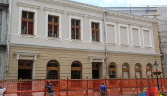 Stubovi Narodnog pozorišta čekaju farbu