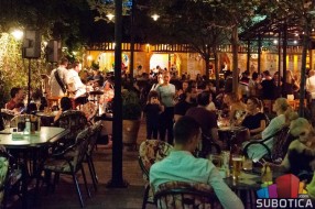 Produžava se rad kafića i restorana u zatvorenom do 23 časa