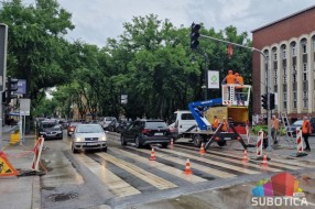 Podignuti semafori na pešačkom prelazu koji povezuje Korzo i plato kod Sokolskog doma