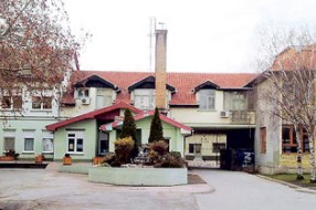 Umesto u bazenu, plivaju u dugovima