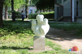 Skulptura "Grupa" ponovo ispred Dečjeg dispanzera