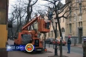 Počelo novogodišnje kićenje grada