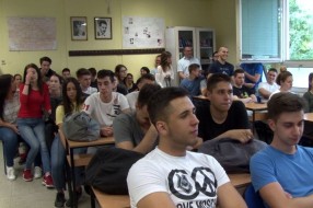 Policijski službenici održali predavanje maturantima