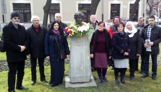 Položeno cveće na bistu Danila Kiša