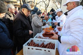 Narodnoj kuhinji donirano 50 kilograma turijske kobasice