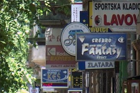 Akcija: Ukloniti šarenilo reklama u centru