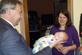 Gradonačelnik posetio prvu bebu rođenu u 2016. godini u Subotici