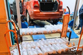Otkrivena dva bunkera u podu automobila puna marihuane