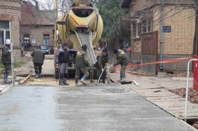 Izvršeno saniranje asfalta i trotoara u krugu Opšte bolnice