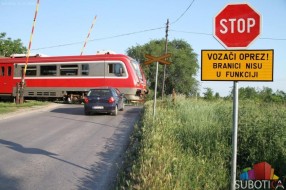 Automobilom probio rampu i sudario se sa vozom