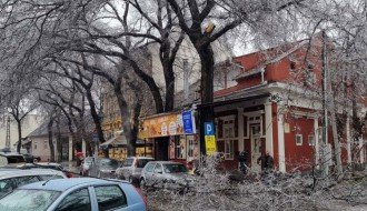 Slomljene grane, izvaljeno drvećе, isčupani stubovi, oštećeni automobili...