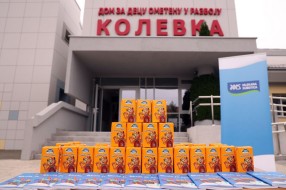 "Mlekara" štićenicima "Kolevke" donirala mlečne pakete i školsku opremu