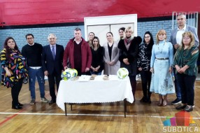 Đaci romske nacionalnosti dobili majice za fizičko