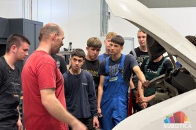 Poseta auto-servisu približila učenicima rad u savremenoj autoindustriji