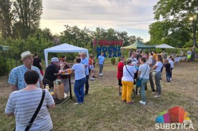 Prvi seoski noćni bazar u Ljutovu spojio tradiciju, domaće proizvode i večernji ugođaj